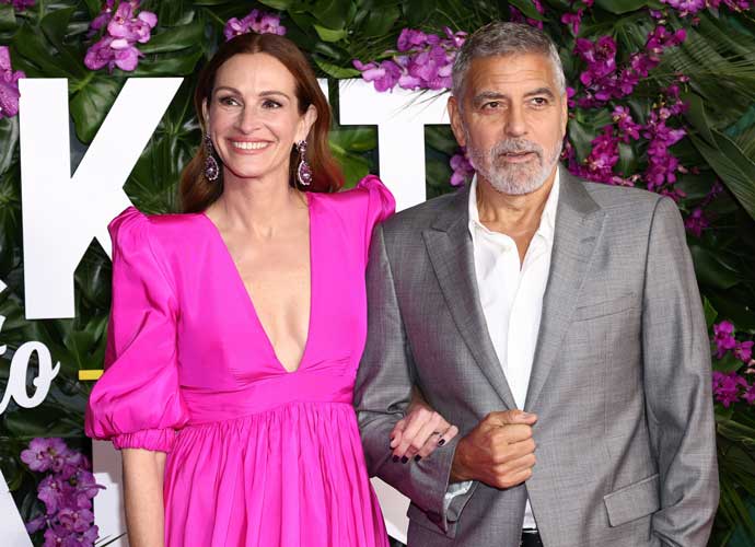LOS ANGELES, CALIFORNIA - OCTOBER 17: (L-R) Julia Roberts and George Clooney attend the premiere of Universal Pictures' 