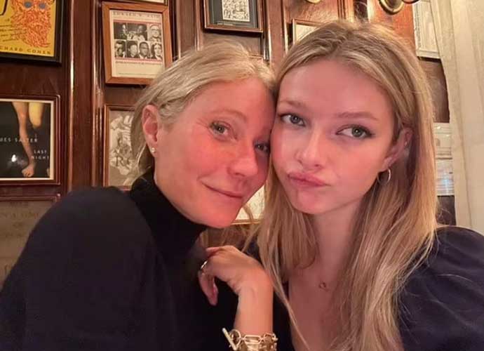 Gwyneth Paltrow Spends Time With Lookalike Daughter Apple Martin In Nyc 
