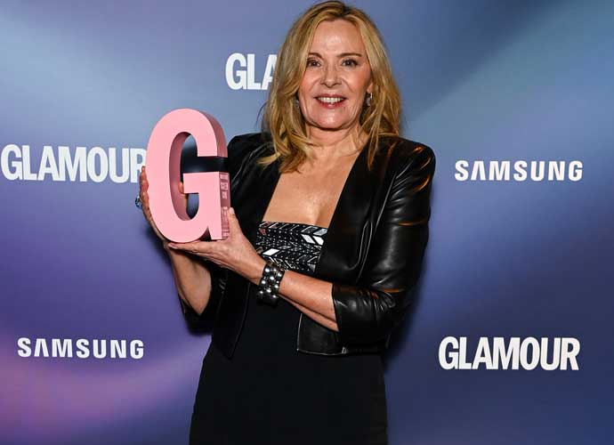 LONDON, ENGLAND - NOVEMBER 08: Kim Cattrall poses with the Screen Icon award in the winners room at the Glamour Women of the Year Awards 2022 at Outernet London on November 08, 2022 in London, England. (Photo by Kate Green/Getty Images)