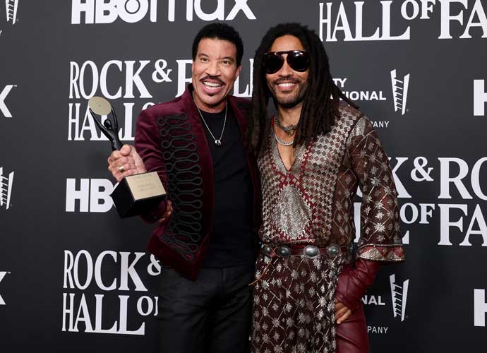 OS ANGELES, CALIFORNIA - NOVEMBER 05: Inductee Lionel Ritchie and Lenny Kravitz pose in the press room during the 37th Annual Rock & Roll Hall of Fame Induction Ceremony at Microsoft Theater on November 05, 2022 in Los Angeles, California. (Photo by Emma McIntyre/Getty Images for The Rock and Roll Hall of Fame)