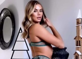 Arabella Chi posts sexy lingerie shot (Image: Instagram)