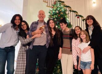 Bruce Willis & Demi Moore with kids in family photo (Image: Instagram)