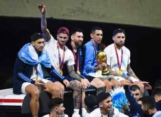 BUENOS AIRES, ARGENTINA - DECEMBER 20: (L-R) Leandro Paredes, Rodrigo De Paul, Lionel Messi, Angel Di Maria and Nicolas Otamendi celebrate on the bus during the arrival of the Argentina men's national football team after winning the FIFA World Cup Qatar 2022 on December 20, 2022 in Buenos Aires, Argentina. (Photo by Rodrigo Valle/Getty Images)
