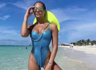 Amanza Smith shows off swimsuit (Image: Instagram)