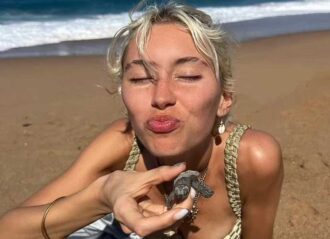 Iris Law criticized for picking up baby turtles (Image: Instagram)
