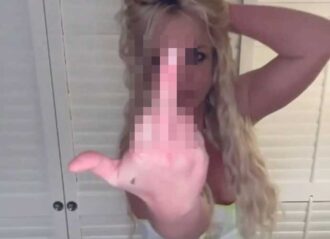 Britney Spears flips off the camera after rant (Image: Instagram)