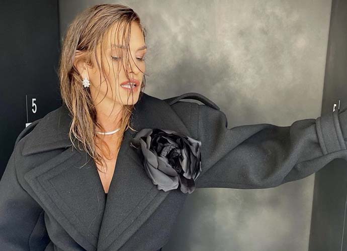 Cindy Crwaford models in clothes (Image: Instagram)