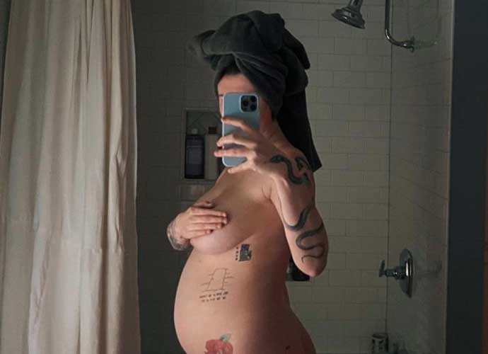 Ireland Baldwin bares all in pregnancy photo (Image: Instagram)