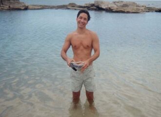 Justin Long poses shirtless at the beach (Image: Instagram)