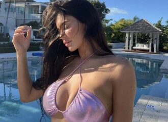 Kylie Jenner shows up metallic pink bikini in Turks & Caicos (Image: Instagram)