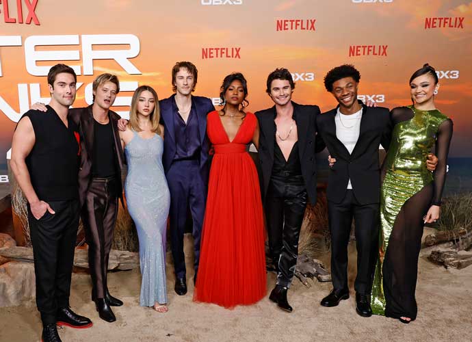 LOS ANGELES, CALIFORNIA - FEBRUARY 16: (L-R) Austin North, Rudy Pankow, Madelyn Cline, Drew Starkey, Carlacia Grant, Chase Stokes, Jonathan Daviss and Madison Bailey attend the Premiere of Netflix's 