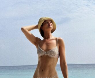 Rosie Huntington-Whiteley shows off bikini in the Maldives (Image: Instagram)