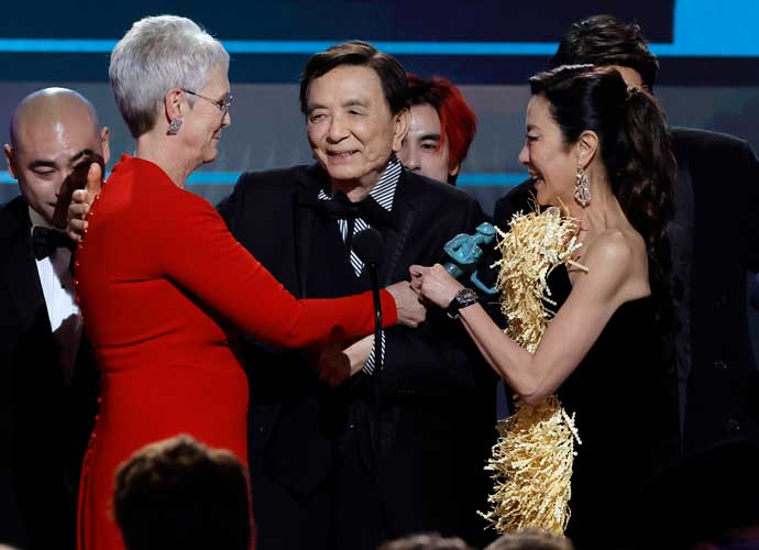 LOS ANGELES, CALIFORNIA - FEBRUARY 26: (L-R) Jamie Lee Curtis, James Hong, Andy Le, and Michelle Yeoh accept the Outstanding Performance by a Cast in a Motion Picture award for 
