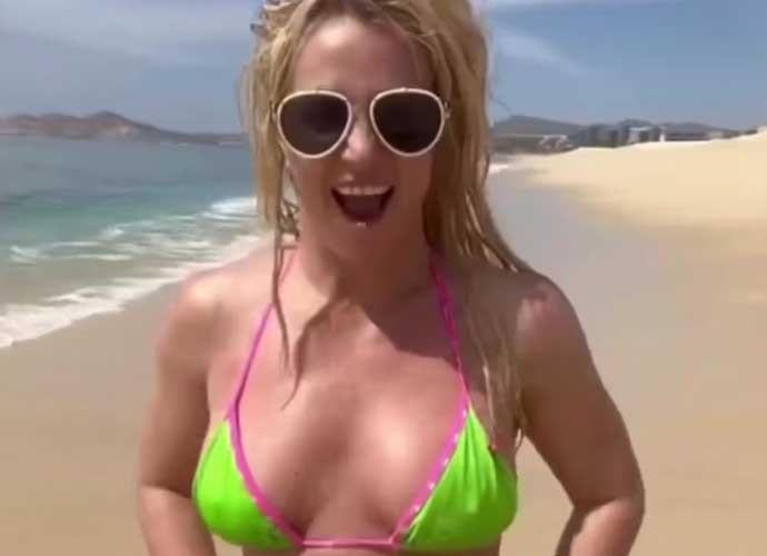 Britney Spears sports neon bikini in Hawaii on March 30, 2023 (Image: Instagram)