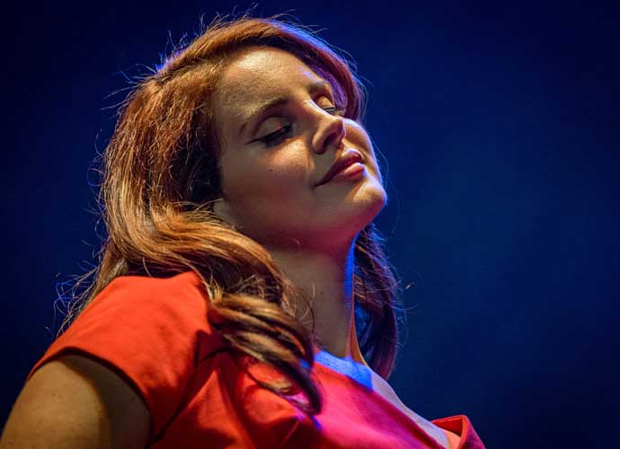 Lana Del Rey Asks Crowd In Brazil To Help Find Her Vape