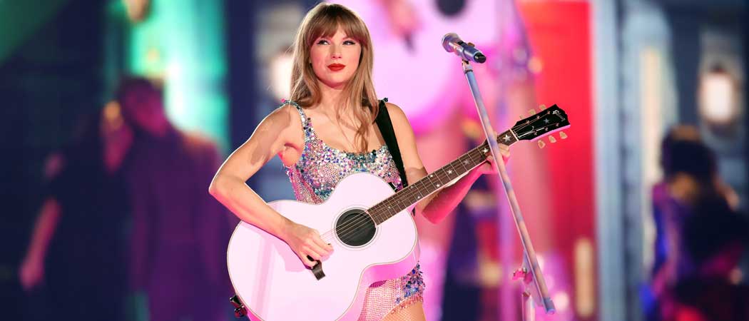 GLENDALE, ARIZONA - MARCH 17: Taylor Swift performs onstage for the ...