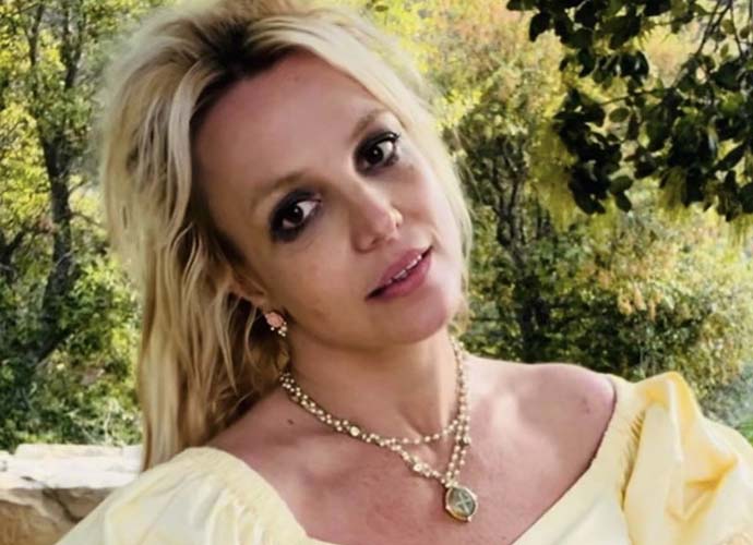Britney Spears shows off yellow top (Image: Instagram)