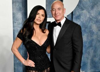 BEVERLY HILLS, CALIFORNIA - MARCH 12: Lauren Sánchez (L) and Jeff Bezos attend the 2023 Vanity Fair Oscar Party Hosted By Radhika Jones at Wallis Annenberg Center for the Performing Arts on March 12, 2023 in Beverly Hills, California. (Photo by Lionel Hahn/Getty Images)