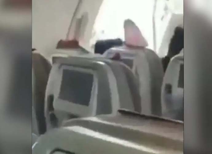 Man opens door on Asiana flight mid-air (Image: Twitter)