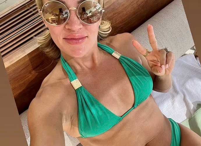 Carrie Underwood rocks green bikini in Las Vegas (Image: Instagram)