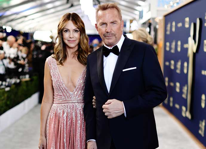 SANTA MONICA, CALIFORNIA - FEBRUARY 27: Christine Baumgartner and Kevin Costner attend the 28th Screen Actors Guild Awards at Barker Hangar on February 27, 2022 in Santa Monica, California. 1184596 (Photo by Dimitrios Kambouris/Getty Images for WarnerMedia)