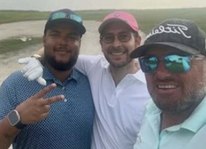 Connor Cruise poses for selfie golfing (Image: Instagram)