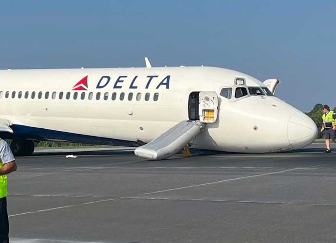 delta-airlines-flight-makes-emergency-landing-in-charlotte-after-wheels