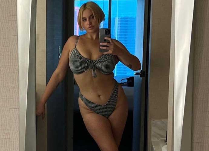 Gracie McGraw takes mirror selfie (Image: Instagram)
