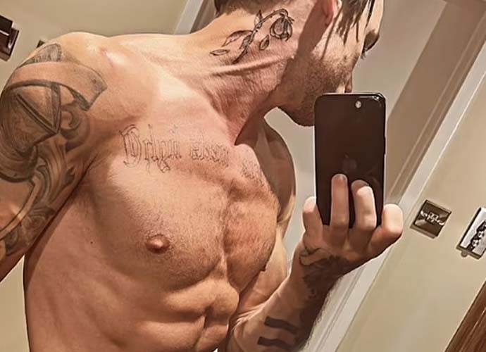 Liam Payne models new tattoos shirtless (Image: Instagram)