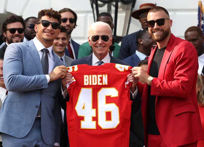 WASHINGTON, DC - JUNE 05: Quarterback Patrick Mahomes (L) and tight end Travis Kelce of the NFL Kansas City Chiefs present U.S. President Joe Biden a team jersey at the White House on June 05, 2023 in Washington, DC. The Chiefs are the 2023 Super Bowl champions. (Photo by Kevin Dietsch/Getty Images)