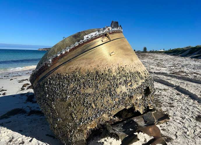 Unidentified object washes up on Australian object (Image: Instagram)