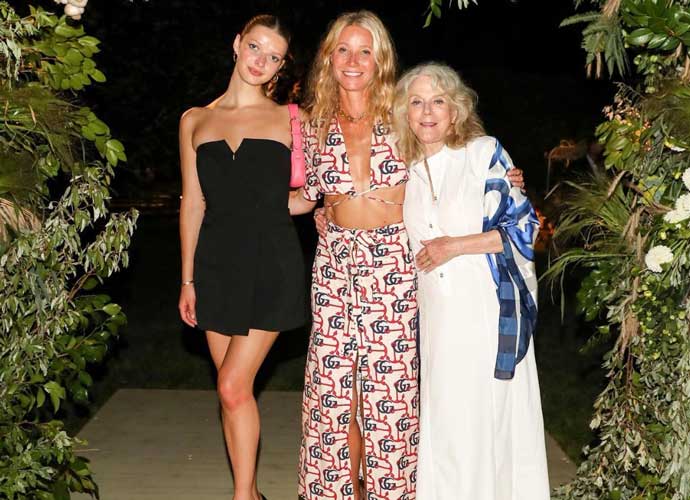 Gwyneth Paltrow Poses In Three-Generation Photo With Mom Blythe Danner ...