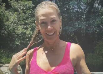 Jennie Garth shows off Barbie-pink bathing suit (Image: Instagram)