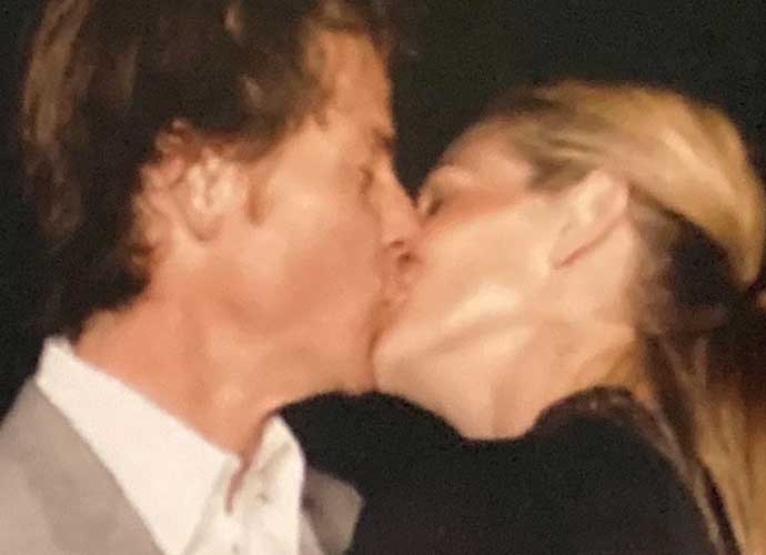 Julia Roberts & Danny Modder kissing (Image: Instagram)
