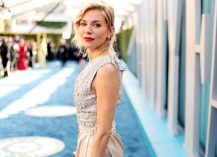 BEVERLY HILLS, CALIFORNIA - MARCH 27: Sienna Miller attends the 2022 Vanity Fair Oscar Party hosted by Radhika Jones at Wallis Annenberg Center for the Performing Arts on March 27, 2022 in Beverly Hills, California. (Photo by Rich Fury/VF22/Getty Images for Vanity Fair)