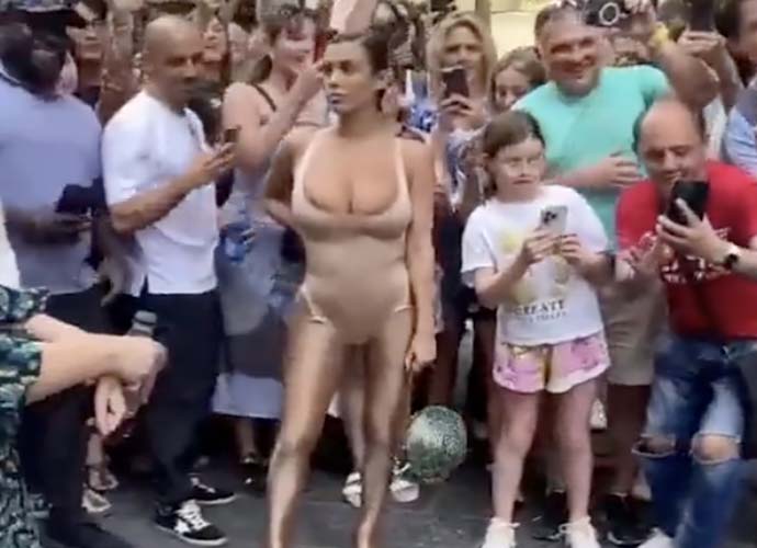 Bianca Censori mobbed by crowds in Florence as Kanye West photographs her (Image: Twitter/X)