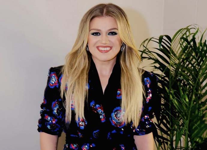 Kelly Clarkson Shows Off Huge 40-Pound  Weight Loss As Fans Speculate About Ozempic Use