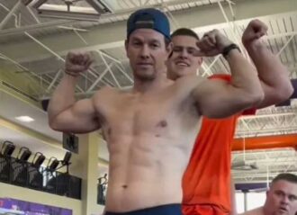 Mark Wahlberg flexes at frat party (Image: Mark Wahlberg/Instagram)