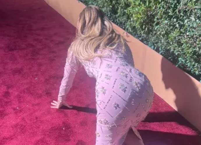 E! News' Keltie Knight searches for lost diamond on Golden Globes red carpet (Image: Instagram)