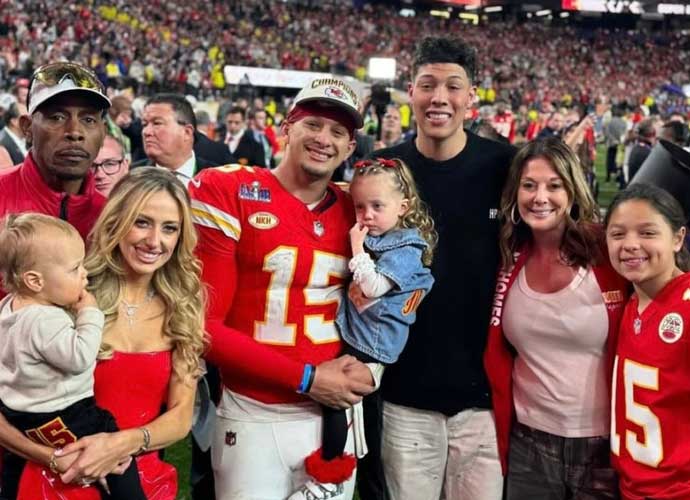 Patrick Mahomes Sr., left rear, with son Patrick Jr. and the rest of his family (Image: Instagram)