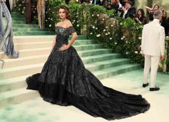 NEW YORK, NEW YORK - MAY 06: Penélope Cruz attends The 2024 Met Gala Celebrating "Sleeping Beauties: Reawakening Fashion" at The Metropolitan Museum of Art on May 06, 2024 in New York City. (Photo by Dia Dipasupil/Getty Images)