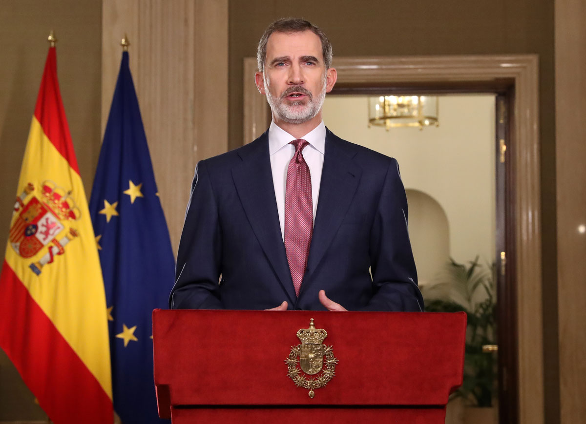 Angry Crowds Throw Mud & Eggs At Spanish King Felipe & Queen Letizia After Flooding Kills Over 200 People