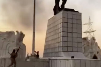 VIDEO: Syrian Rebels Remove Regime Flag From Aleppo Monument