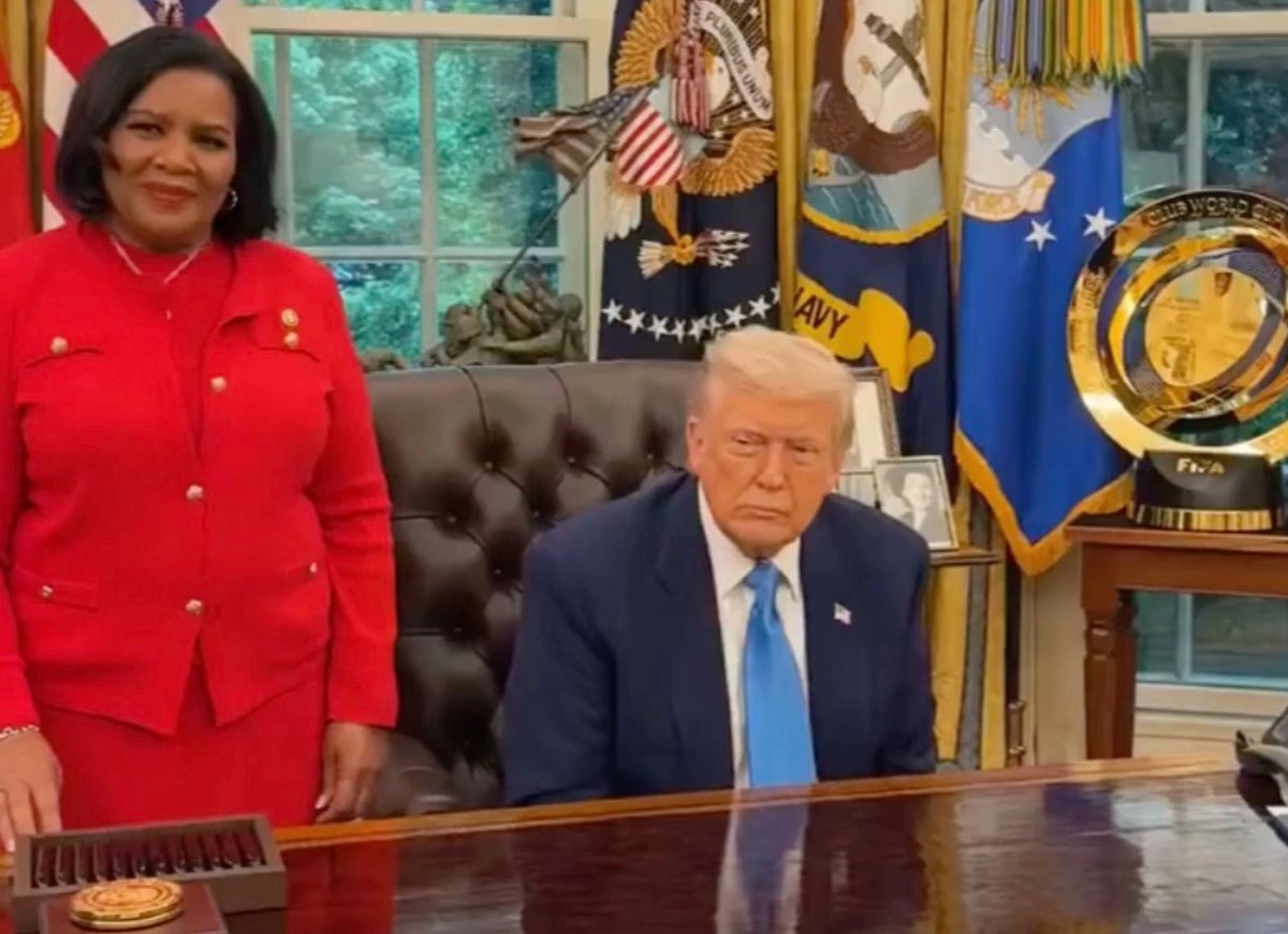VIDEO: Trump Tells Kids Of Reality TV Stars Todd & Julie Chrisley About Pardons Of Parents In Oval Office